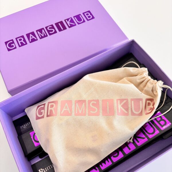 Purple game box with 'GRAMSIKUB' branding and a beige drawstring bag inside.