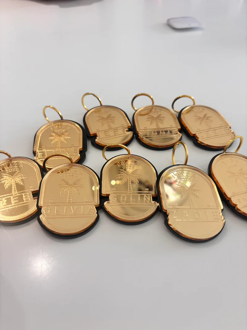 Gold-coloured_coin_keyrings_with_engravings