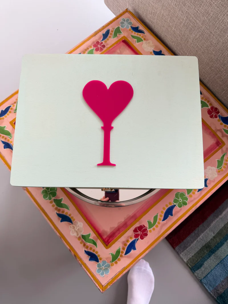 White_keepsake_box_with_a_pink_heart-shaped_decorative_acrylic_piece